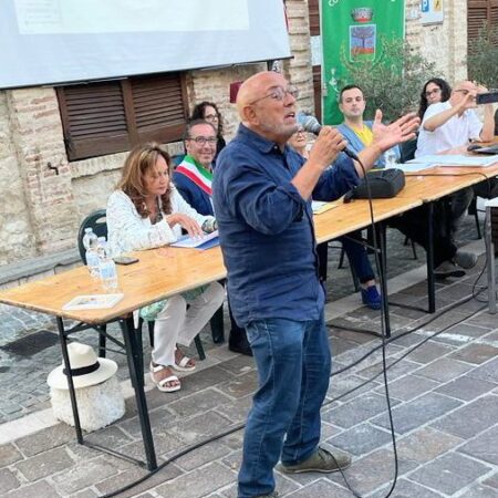 Gabriele Di Camillo recita la sua poesia