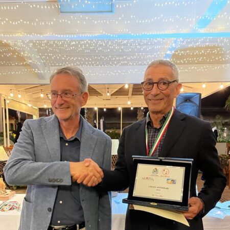 Premiazione del secondo classificato Italo Inglese da parte dell'editore Solfanelli