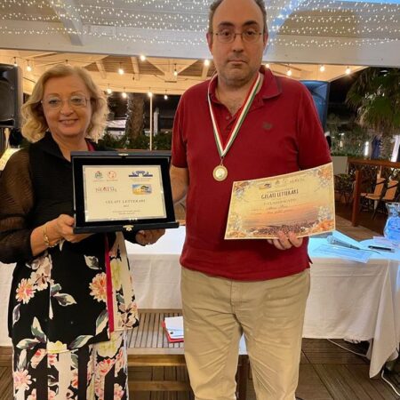 Premiazione del primo classificato Marco Pavoni da parte della presidente di giuria D.ssa Alessandra Di Pietro